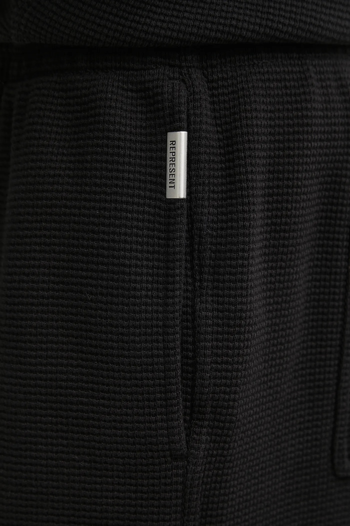 Хлопковые шорты Represent Waffle Shorts чёрный MLM41207.01
