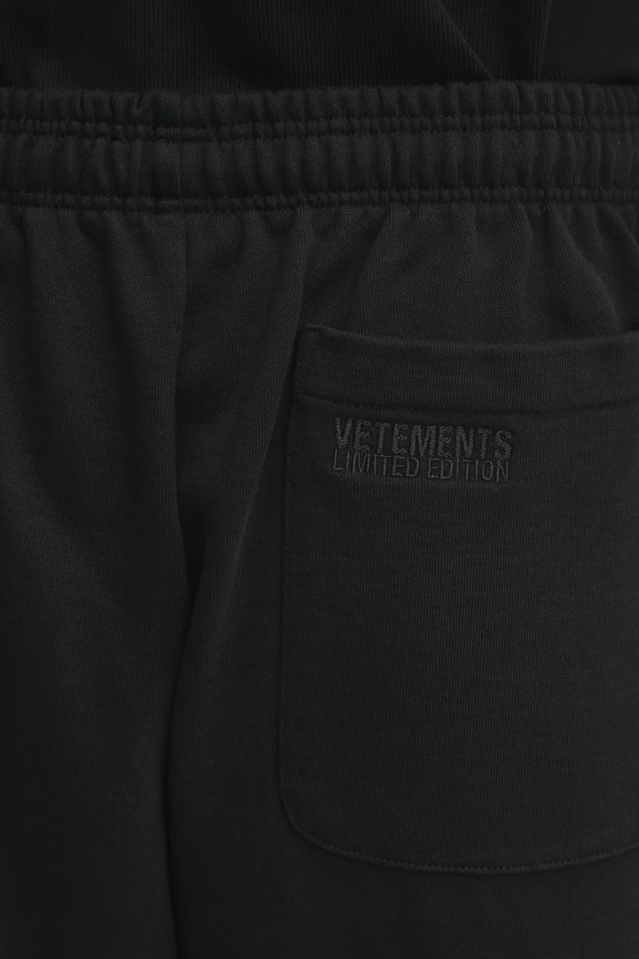 VETEMENTS shorts Oval Logo UA66SS600BB black
