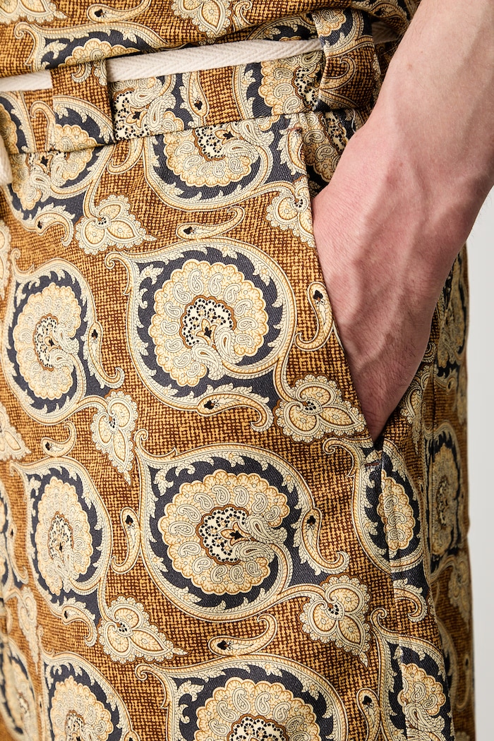 Drôle de Monsieur Le Short Workwear Paisley шорты cargo из хлопка для мужчин жёлтый G.BS155.CO189.MS