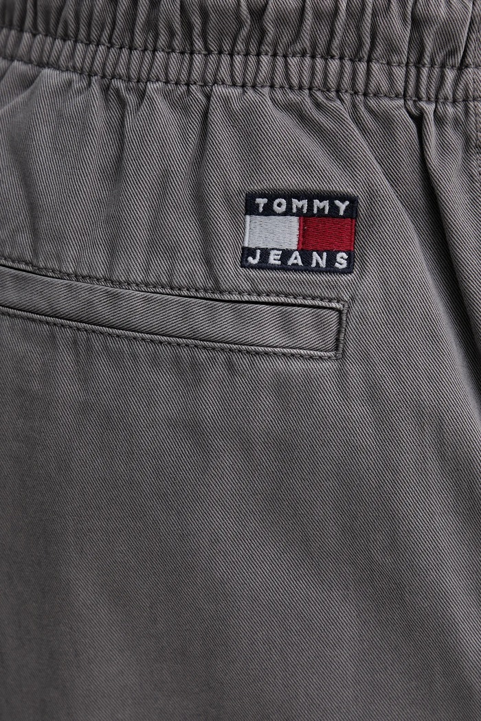 Pamučne kratke hlače Tommy Jeans siva DM0DM21944