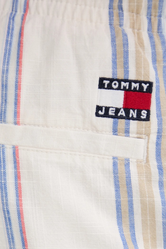 Bombažne kratke hlače Tommy Jeans bela DM0DM21948