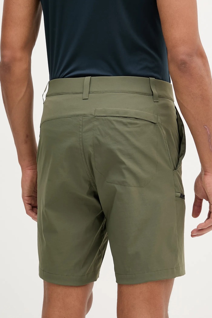 Abbigliamento Peak Performance pantaloncini da esterno Iconiq G80115 verde