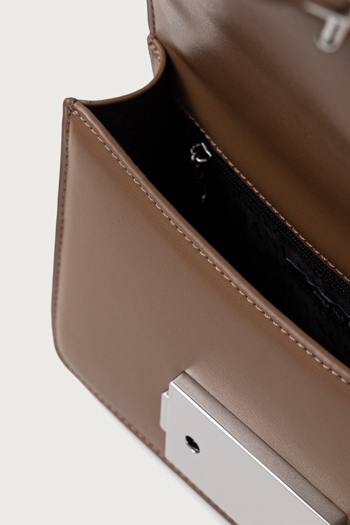 Geantă poștaș pentru femei cu imitație de piele Armani Exchange bej XW000071.AF12039