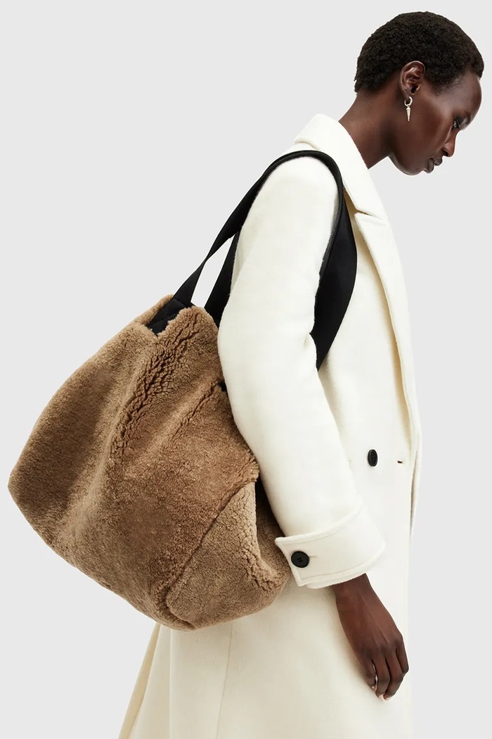 Dvostrana kožna torba AllSaints IZZY SHEARLING W056XB