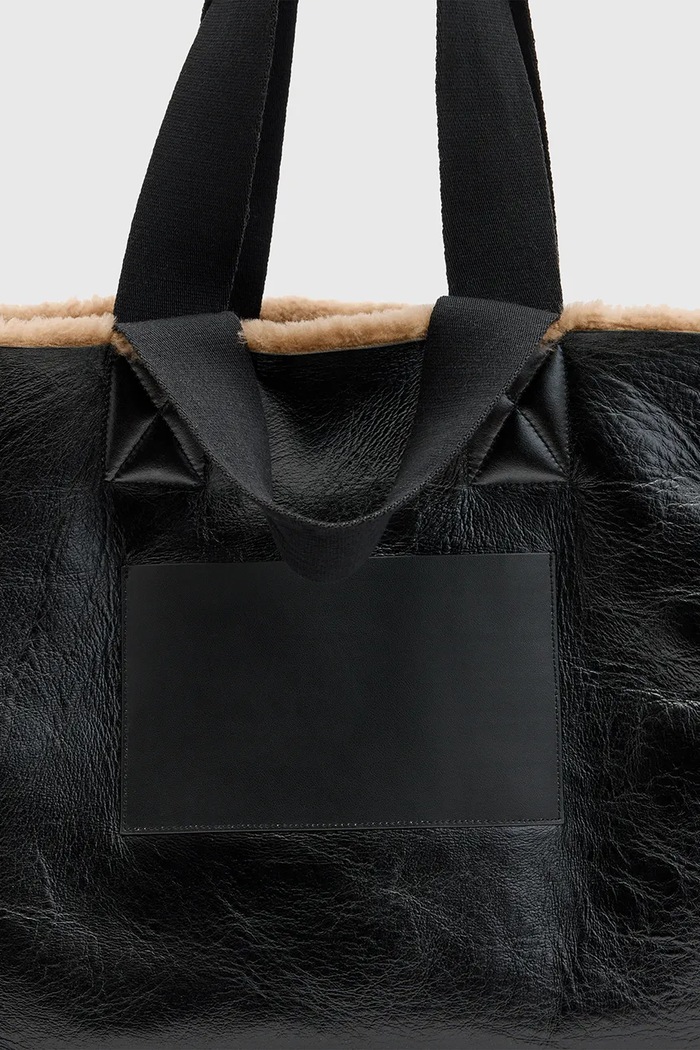 Dvostrana kožna torba AllSaints IZZY SHEARLING W056XB