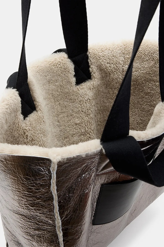 AllSaints geantă din piele cu două fețe IZZY SHEARLING maro W056XB