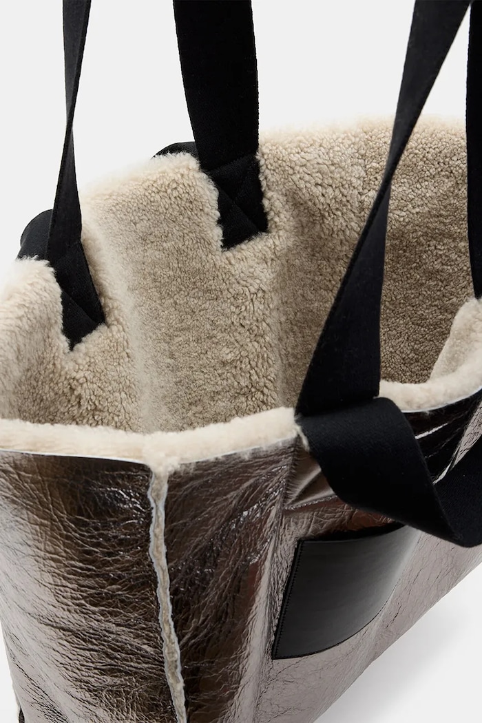 AllSaints geantă din piele cu două fețe IZZY SHEARLING maro W056XB