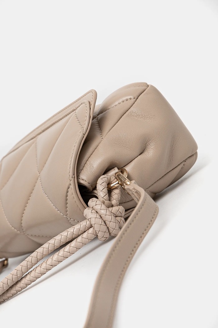 Δερμάτινη τσάντα Guess CORINNE μπεζ HWCRNN.L5116
