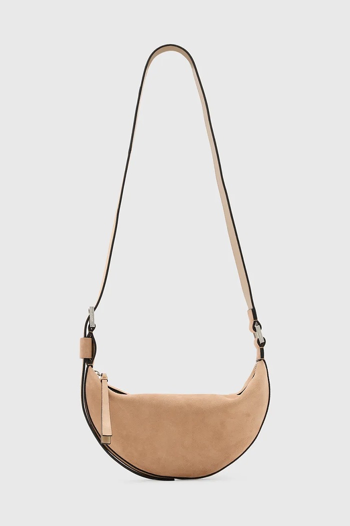 AllSaints torebka zamszowa HALFMOON nie mieści A4 beżowy W099XC