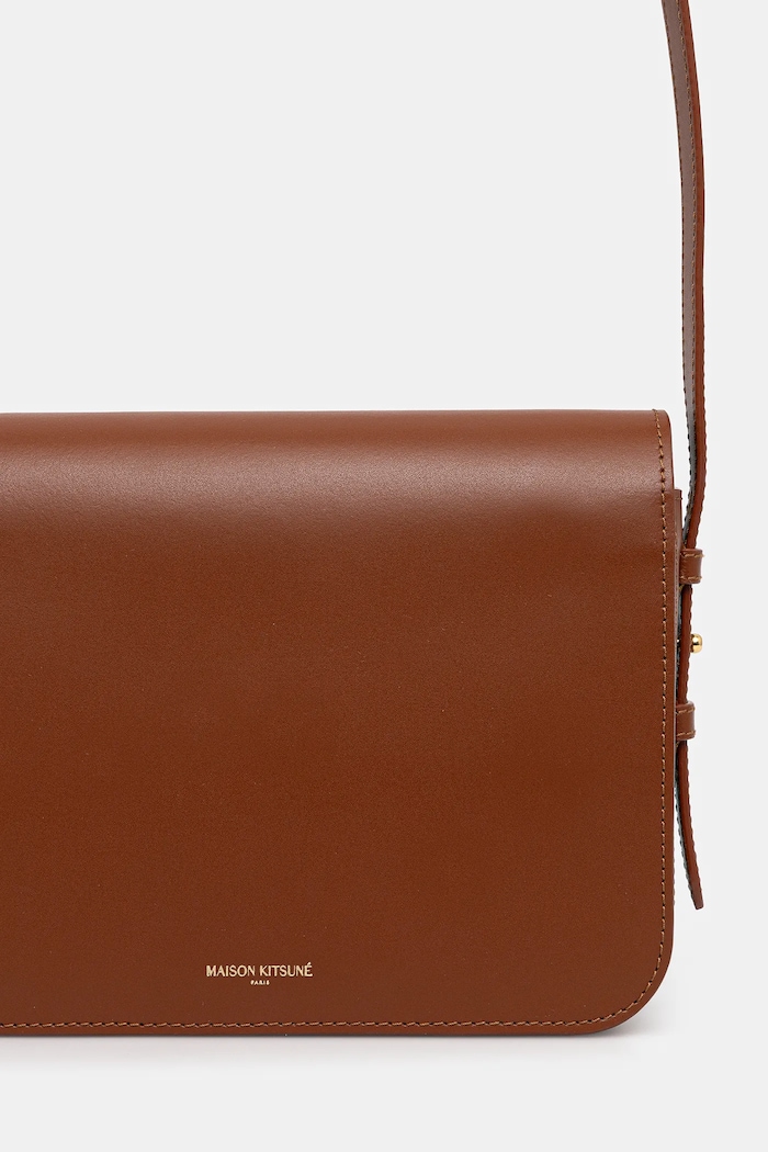 Αξεσουάρ Maison Kitsuné Δερμάτινη τσάντα Maison Kitsuné Edie Large OW05171LR0001 καφέ