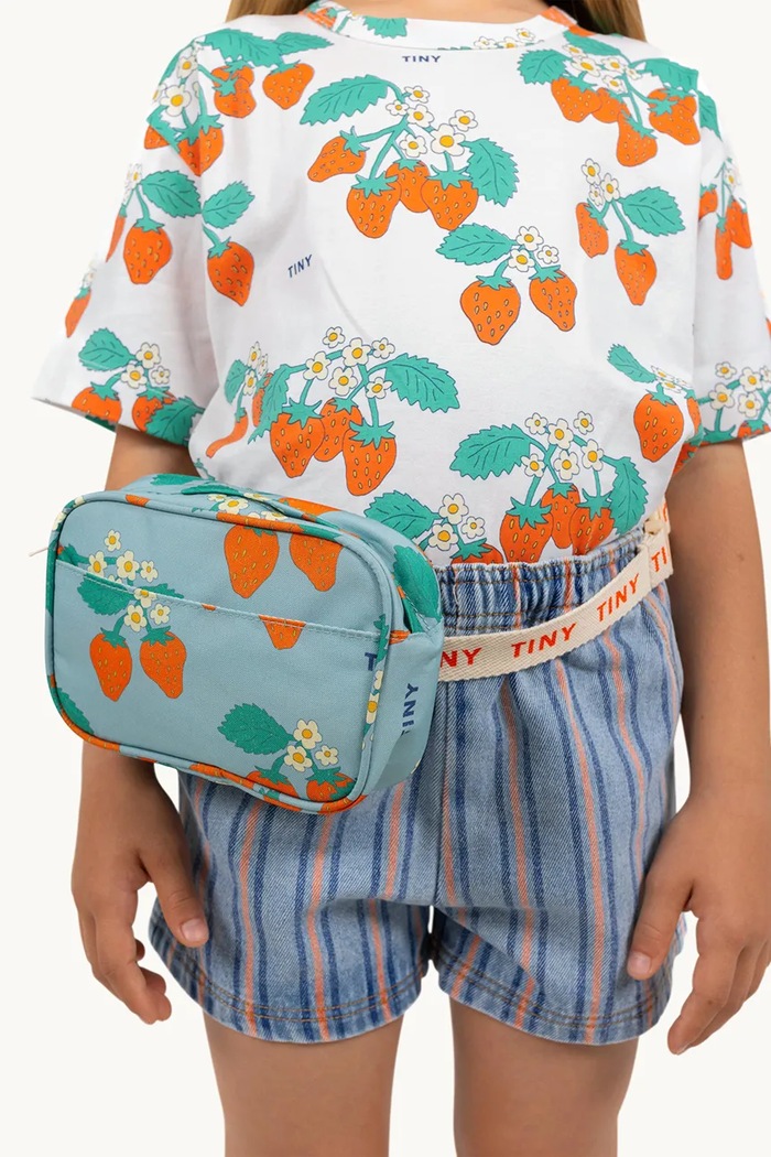 Tinycottons nerka dziecięca STRAWBERRIES FANNY BAG nie mieści A4 niebieski SS25.410