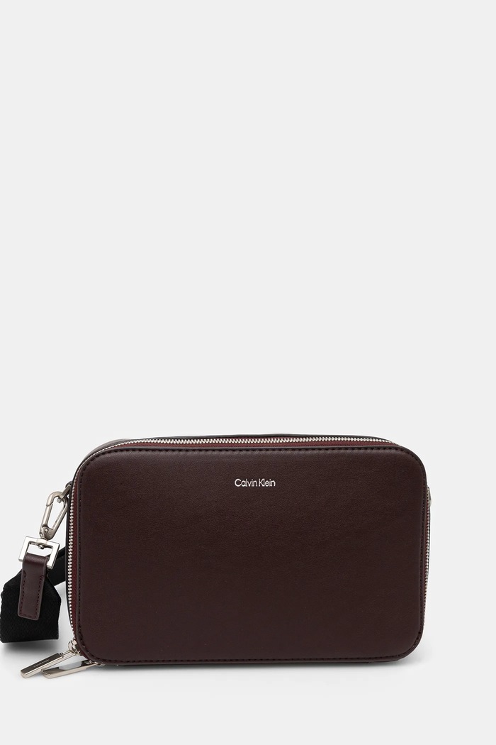 Torba Calvin Klein imitacija zrnate kože smeđa K50K512750