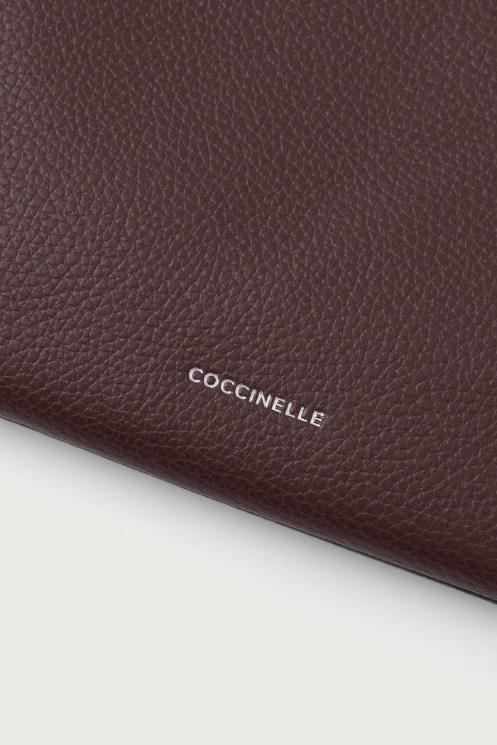 Аксессуары Coccinelle Чехол для ноутбука кожаный E5.MUK.86.01.01 бордо