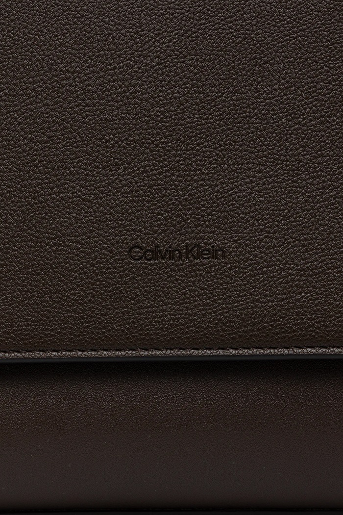 Чанта през рамо Calvin Klein кафяв LV04D3034G