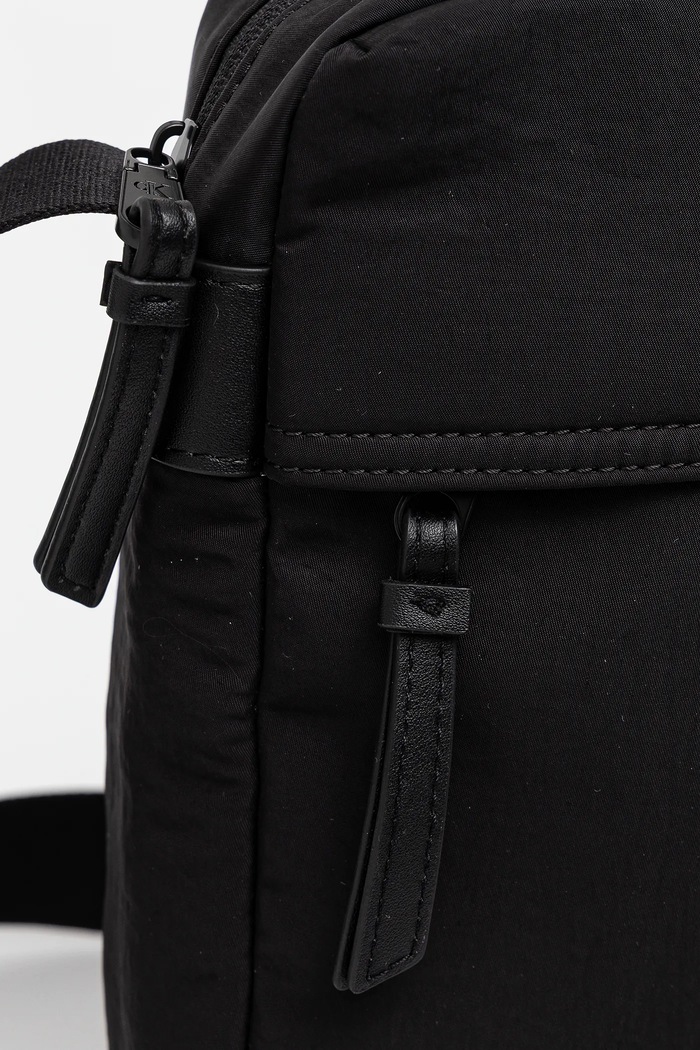 Vrecká s opaskom Calvin Klein Jeans čierna LV04G3090G