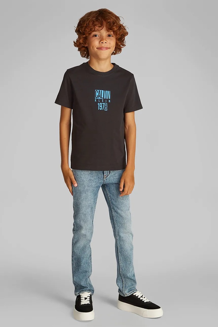 Παιδικό βαμβακερό μπλουζάκι Calvin Klein Jeans μαύρο IB0IB02456.128.176.PPYA