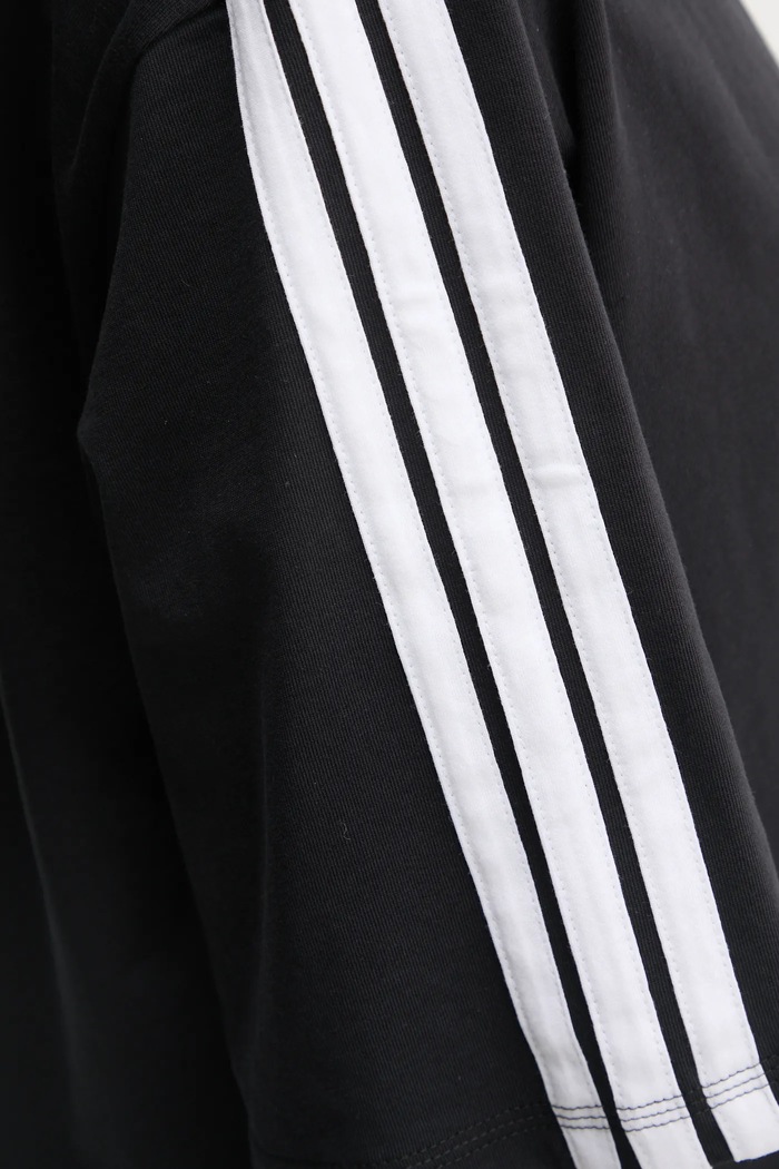 Βαμβακερό μπλουζάκι adidas Essentials JD4998 μαύρο