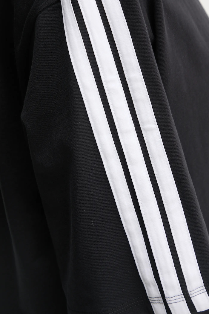 Βαμβακερό μπλουζάκι adidas Essentials JD4998 μαύρο