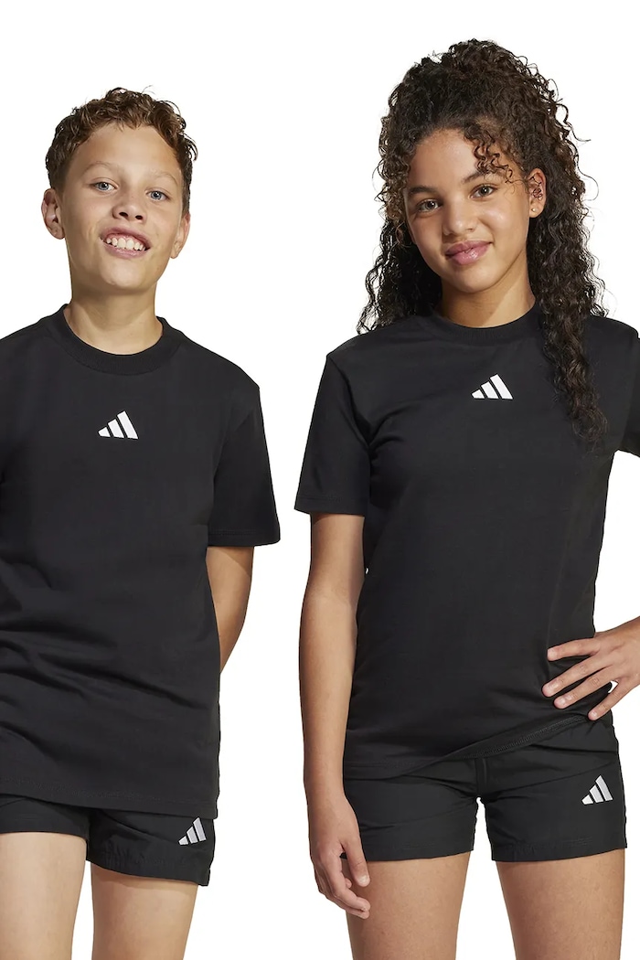 Παιδικό βαμβακερό μπλουζάκι adidas απλικέ μαύρο JC9776