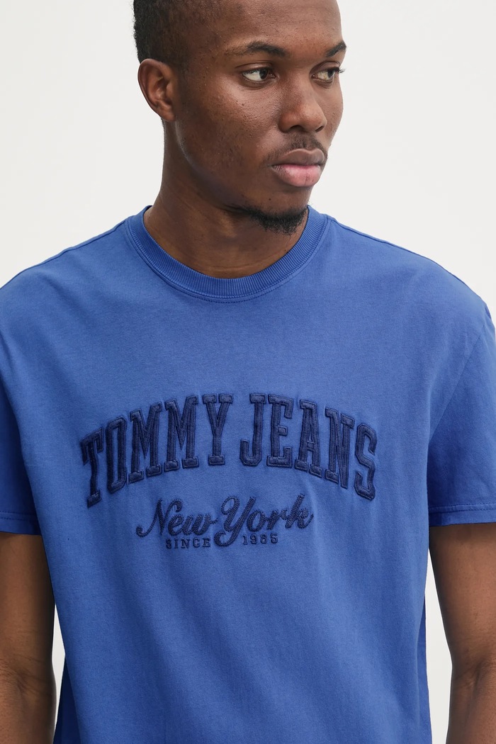 Pamučna majica Tommy Jeans ljubičasta DM0DM20356