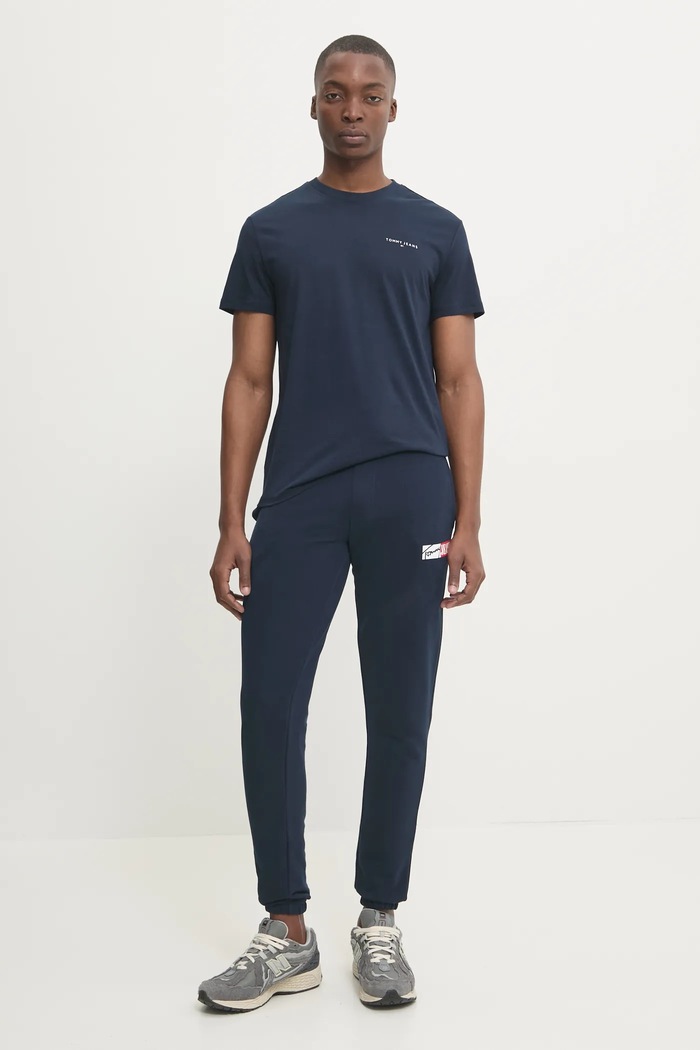 Bavlněné tričko Tommy Jeans DM0DM21188 námořnická modř SS25
