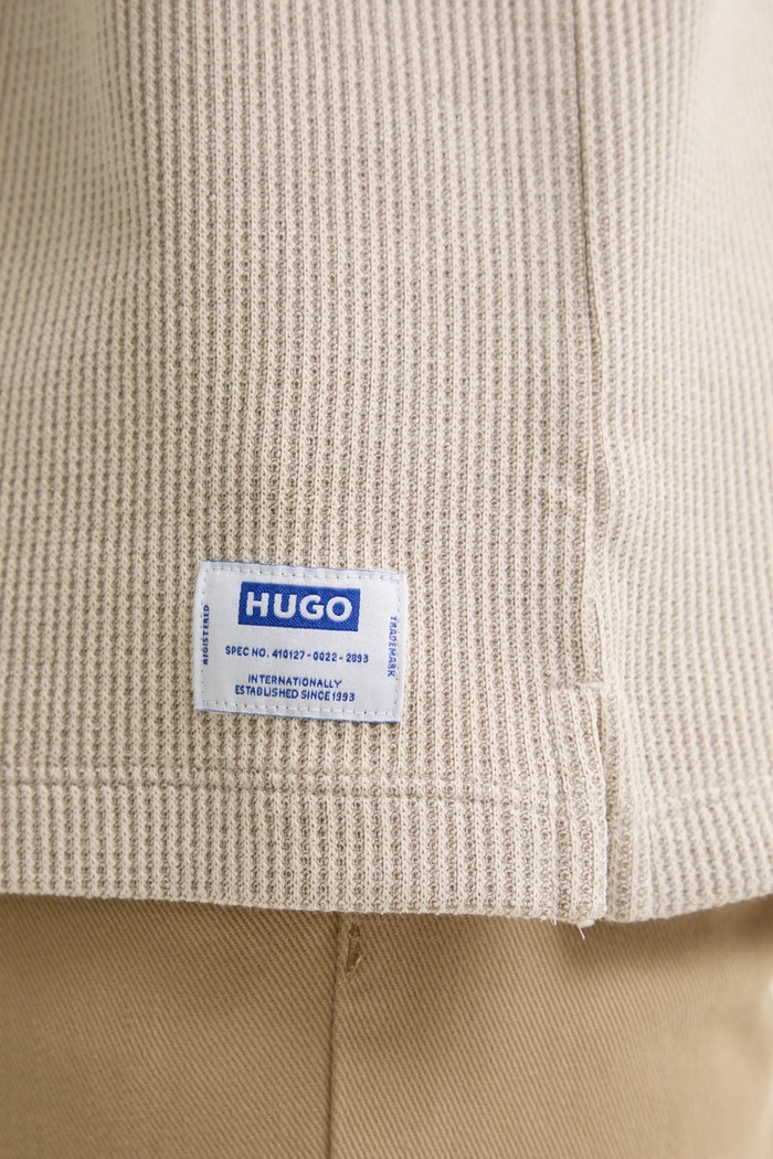 HUGO Blue úpletové tričko pánske s bavlnou Nuwaffle 50534434 béžová