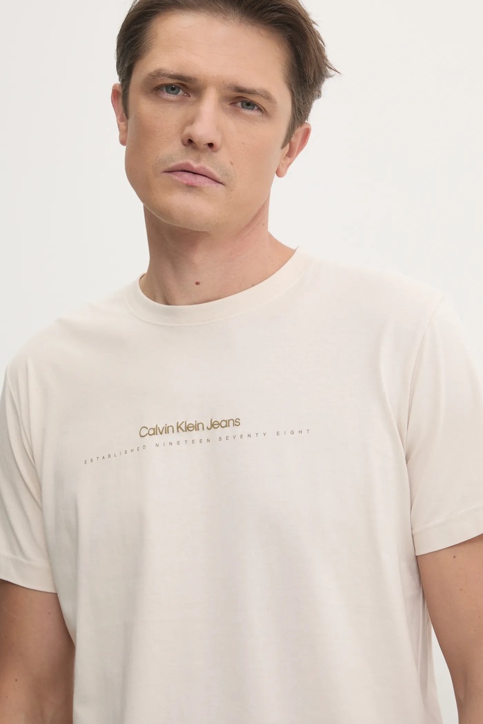 Bavlněné tričko Calvin Klein Jeans potisk béžová J30J327075