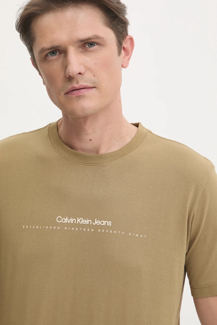 Памучна тениска Calvin Klein Jeans зелен J30J327075