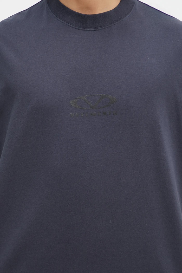 Βαμβακερό μπλουζάκι VETEMENTS Oval Logo Cropped Boxy σκούρο μπλε UA66TR600N