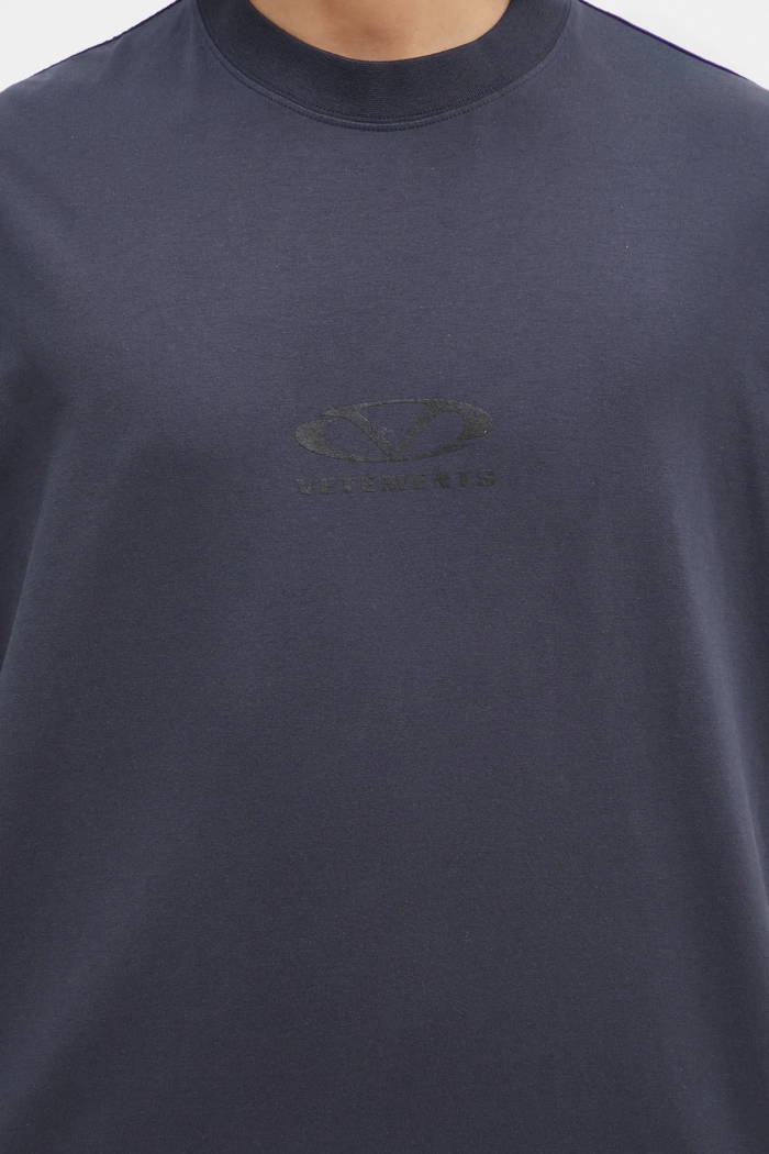 Βαμβακερό μπλουζάκι VETEMENTS Oval Logo Cropped Boxy σκούρο μπλε UA66TR600N