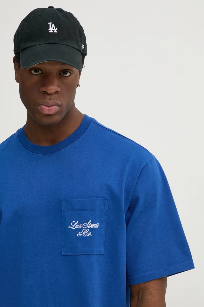 Памучна тениска Levi's HALF SLEEVE GR PCKT T син 001MH