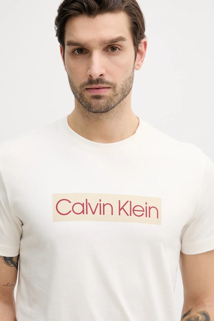 Bavlněné tričko Calvin Klein Jeans potisk béžová J30J327472