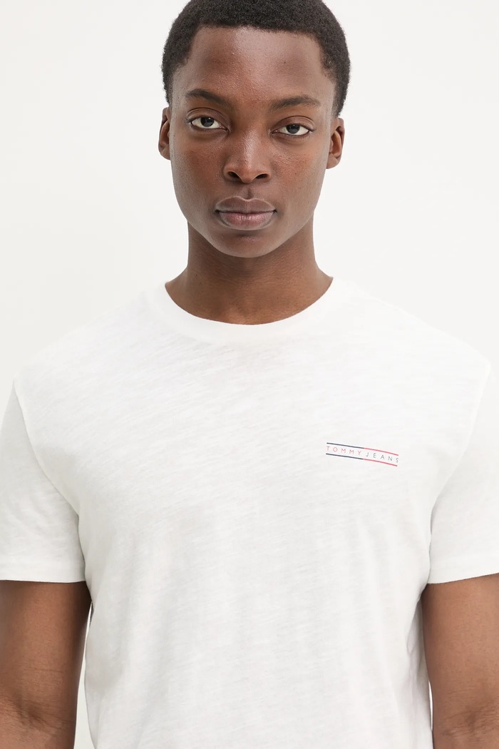 Βαμβακερό μπλουζάκι Tommy Jeans λευκό DM0DM21303