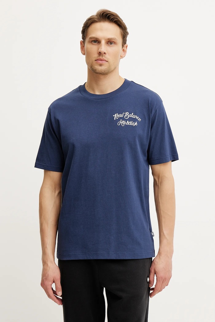 New Balance t-shirt bawełniany aplikacja granatowy MT43556NNY