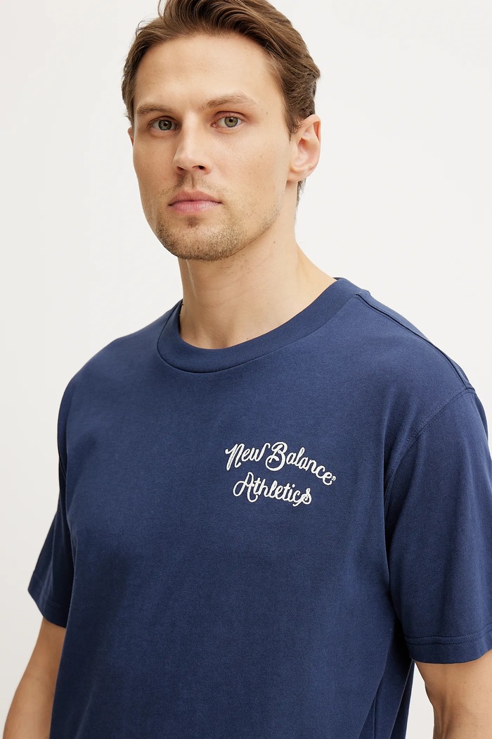 New Balance t-shirt bawełniany granatowy MT43556NNY
