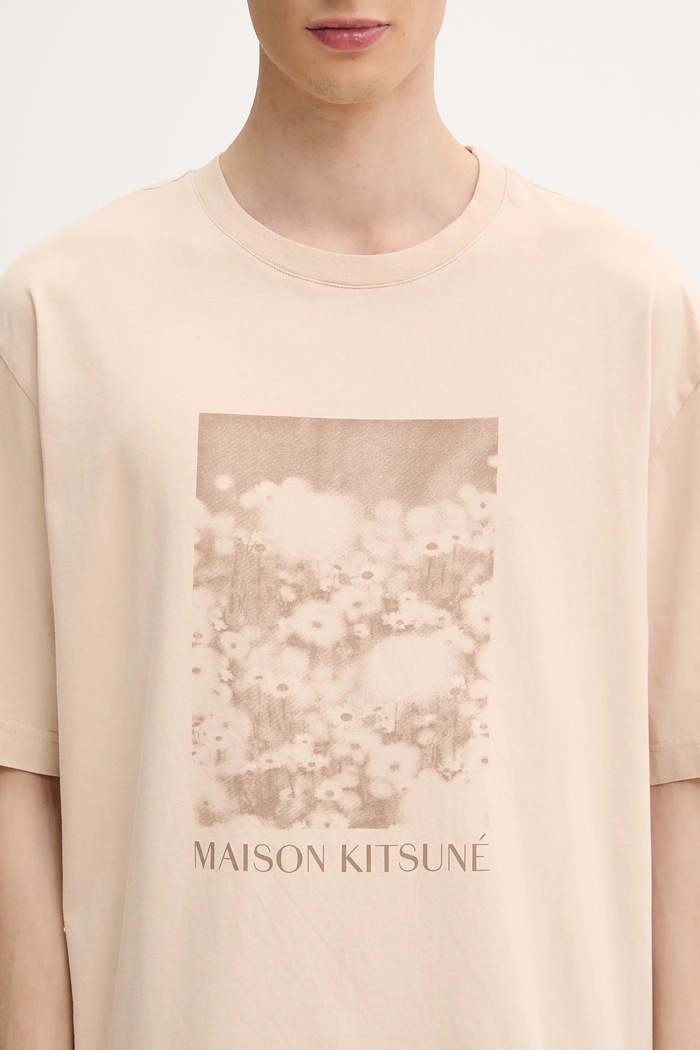 Хлопковая футболка Maison Kitsuné Daisy Field Oversize бежевый OM00114KJ7016