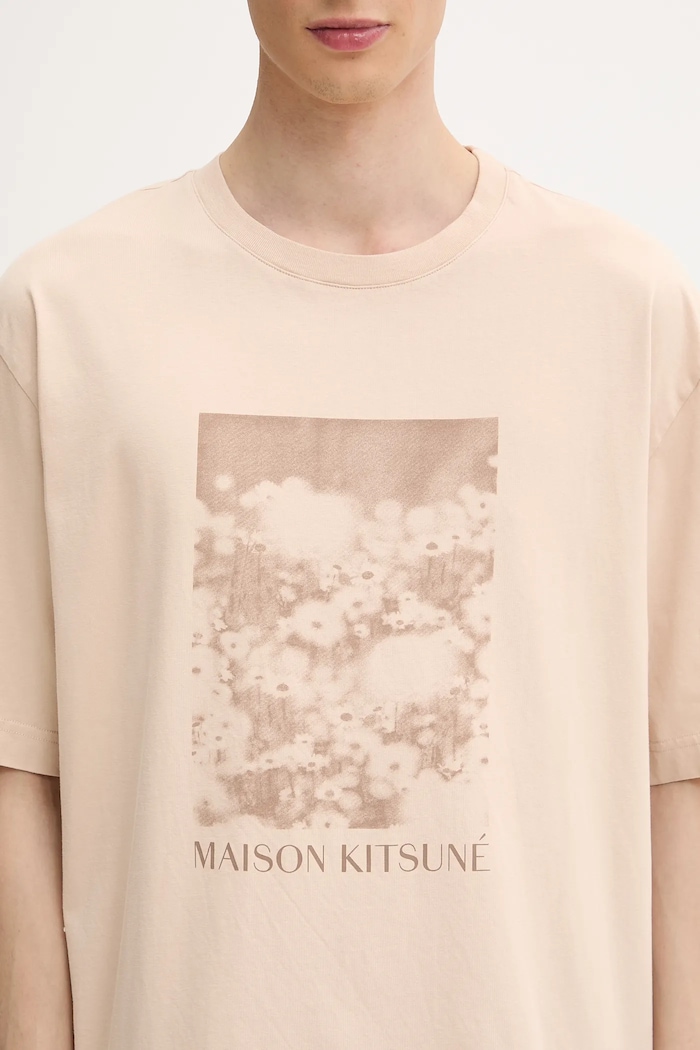 Хлопковая футболка Maison Kitsuné Daisy Field Oversize бежевый OM00114KJ7016