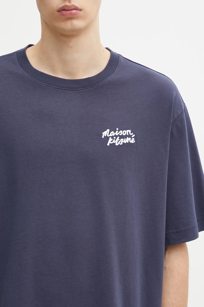 Хлопковая футболка Maison Kitsuné Maison Kitsune Handwriting Embroidery тёмно-синий OM00123KJ0119