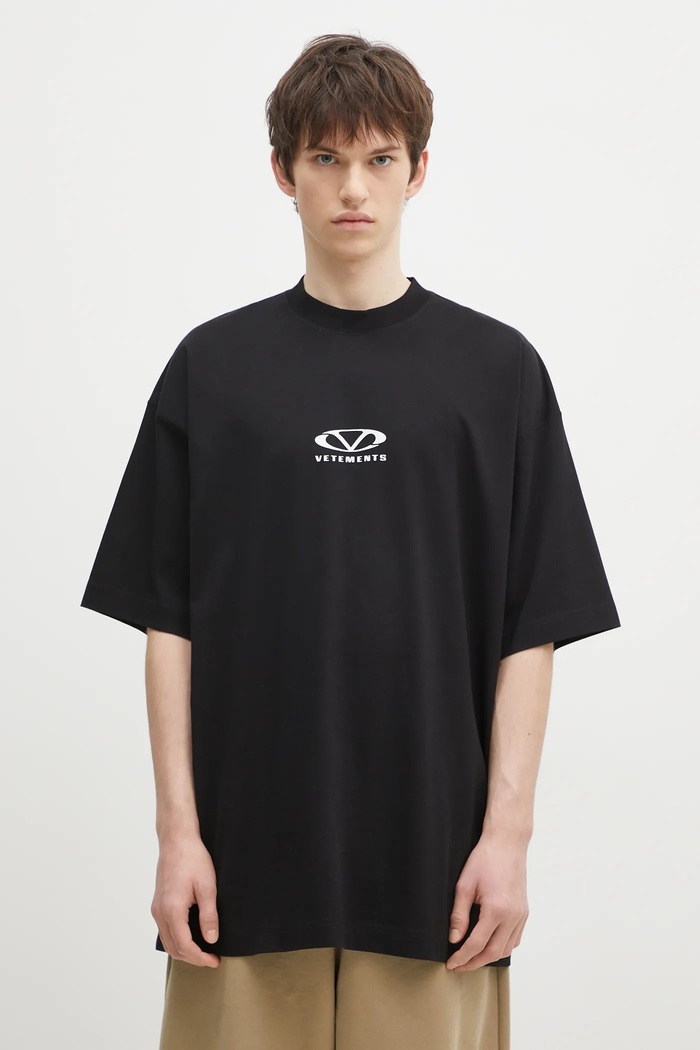 VETEMENTS cotton t-shirt Oval Logo Oversized relaxed black UA66TR605BW