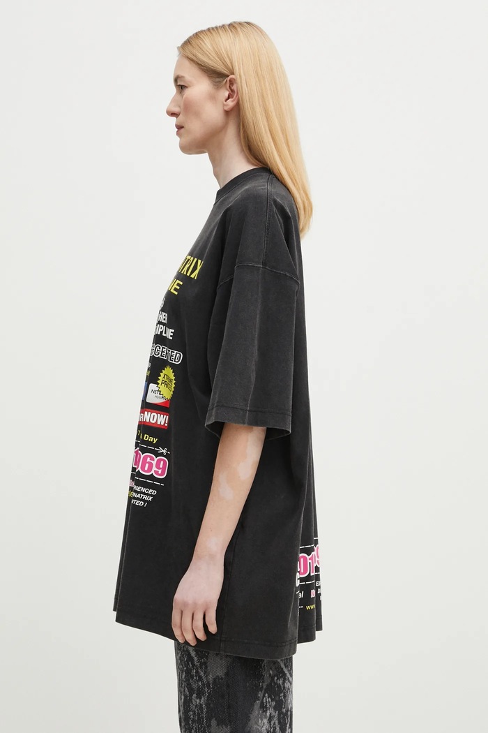 Хлопковая футболка VETEMENTS Dominatrix Hotline Oversized чёрный UA66TR740B