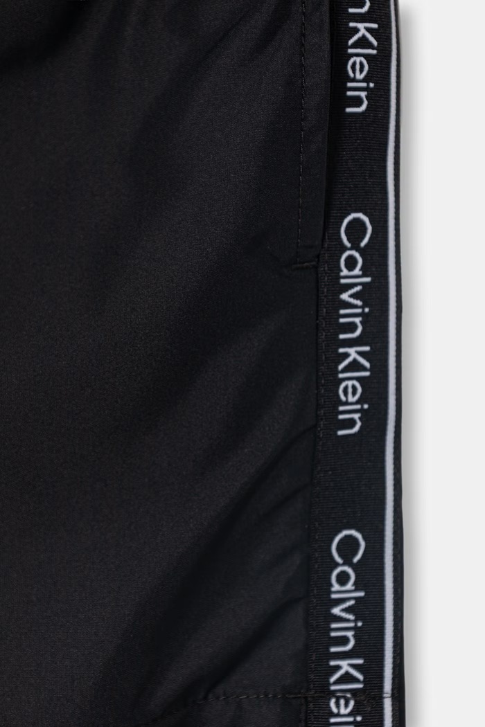 Dečki Calvin Klein Jeans kopalne kratke hlače otroške KV0KV00058.PPY2 črna