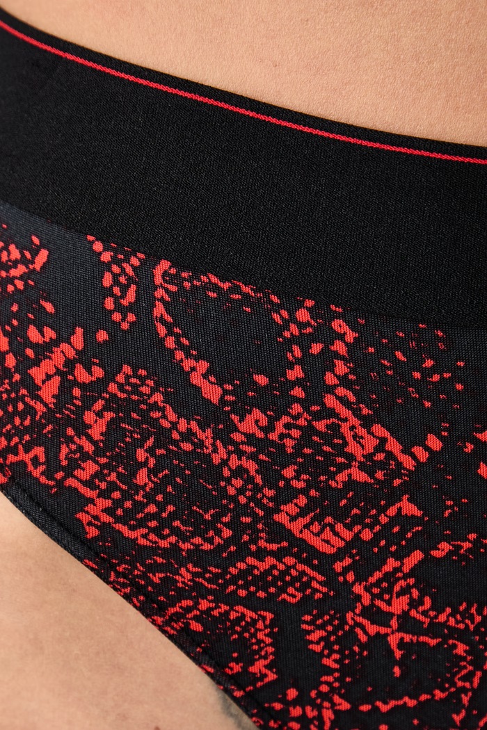 Stringi damskie Calvin Klein Underwear LV00QF8813 czarny