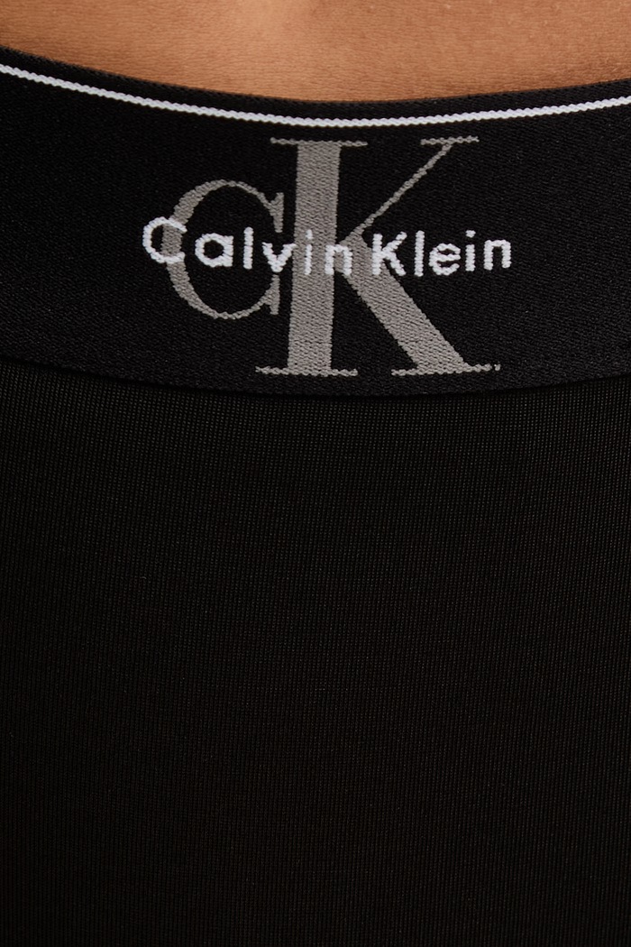 Calvin Klein Underwear tangá dámske čierna LV00QF8813