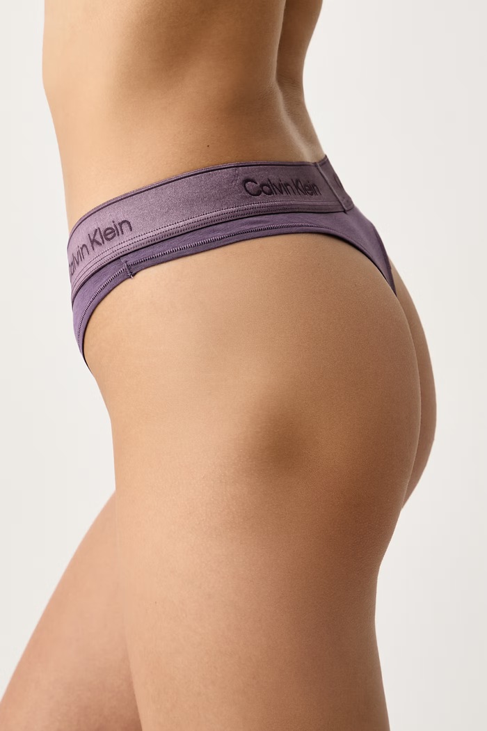 Calvin Klein Underwear Tangá dámske s bavlnou LV00QF8826 fialová SS26