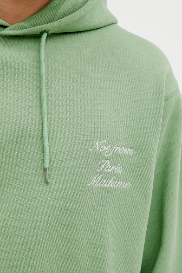 Drôle de Monsieur mikina s kapucňou pánska bavlnená Le Hoodie Slogan Calligraphy K.HO168.CO127.LGN zelená