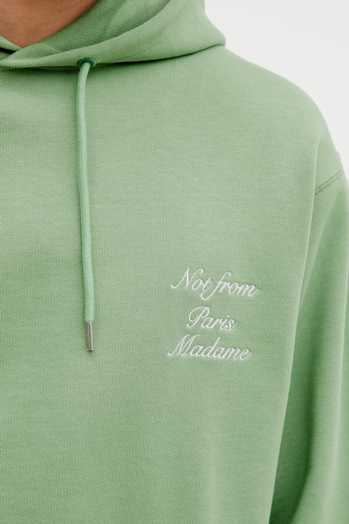 Drôle de Monsieur mikina s kapucňou pánska bavlnená Le Hoodie Slogan Calligraphy K.HO168.CO127.LGN zelená