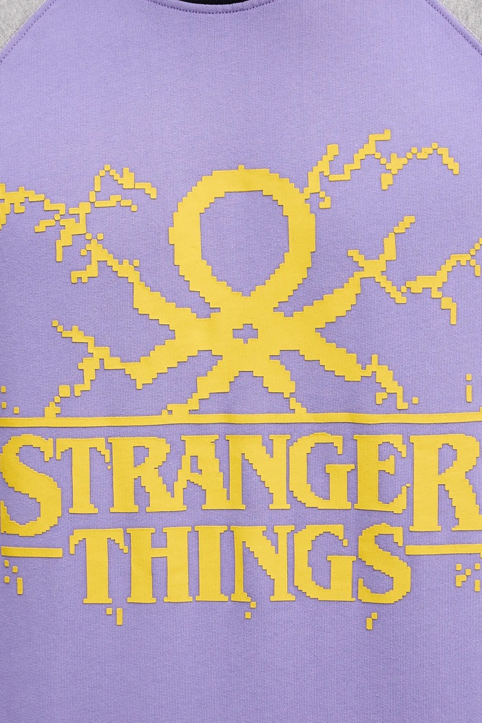 United Colors of Benetton bluza bawełniana x Stranger Things 38JZU10B9 fioletowy