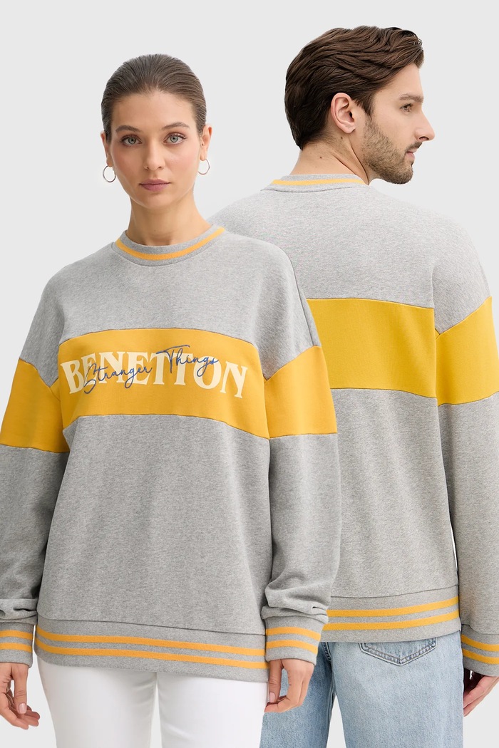 United Colors of Benetton pamut melegítőfelső x Stranger Things pamut szürke 342ZU10BA