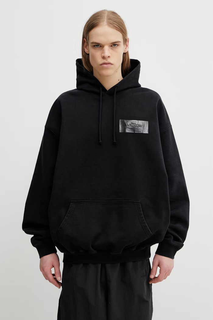 VETEMENTS bluza bawełniana Taped Logo nadruk czarny ME76HD147B