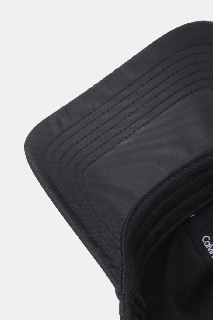 Kapa sa šiltom Calvin Klein crna LV04F5045G